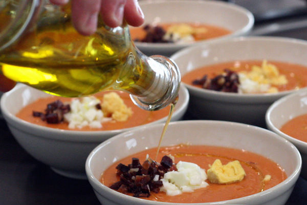 ¡Quizás la actividad gastronómica más importante de Sevilla sea aprender a prepararla! Aprendimos a hacer este delicioso salmorejo en una clase de cocina con Taller Andaluz de Cocina.