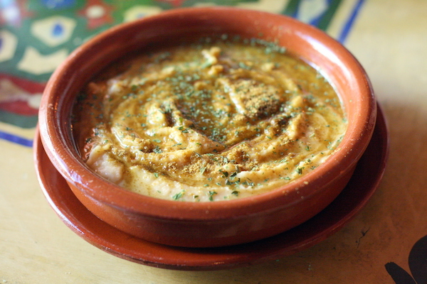 Alfalfa es el lugar para comer cerca de Metropol Parasol para disfrutar de deliciosos platos aptos para vegetarianos, como su delicioso hummus.