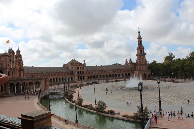Entre historia, parques, calles de ayuno y deliciosas fiestas, ¡los niños de Sevilla no se aburrirán! Aquí tienes 10 cosas que hacer en Sevilla con niños, no dejes de visitar este precioso pabellón de la Plaza de España.