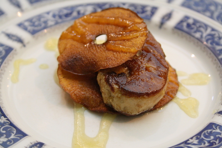Foie gras servido con manzana en San Sebastian