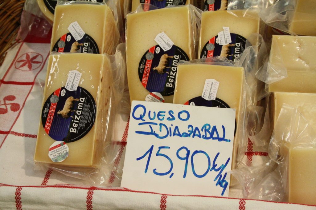 ¡El queso Idiazabal del País Vasco no puede faltar en nuestra guía de regalos de San Sebastián!