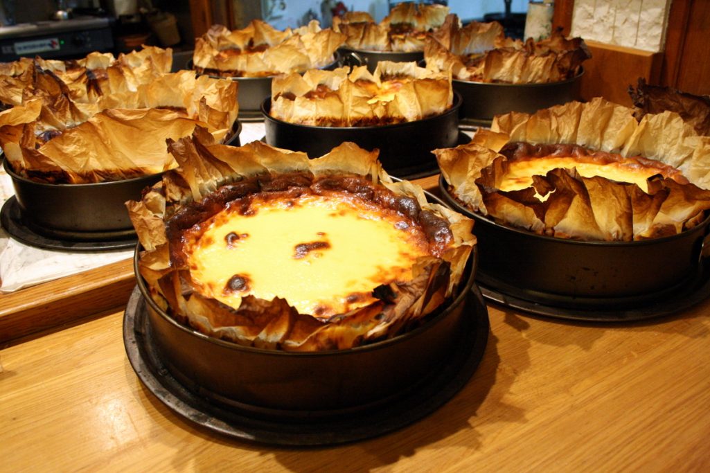¡Termina tu noche de pintxos en San Sebastián con la deliciosa tarta de queso de La Viña!