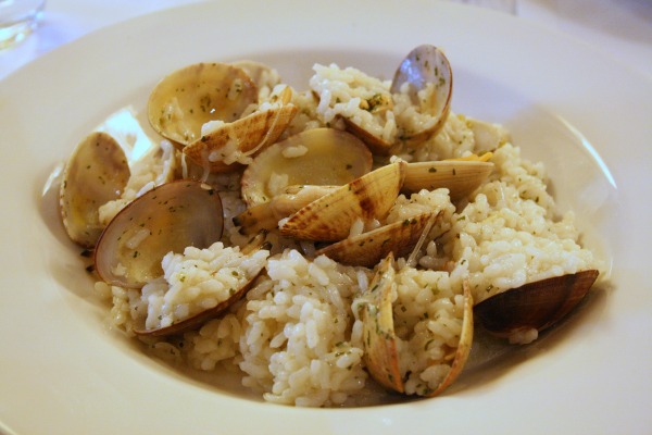 Si te preguntas dónde comer paella en San Sebastián, este plato de arroz con almejas es una excelente alternativa a la paella: ligera, fresca y llena de ingredientes locales.