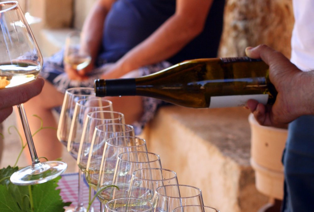 La degustación es definitivamente el punto culminante de las visitas a los viñedos cerca de San Sebastián, y cuando el vino es tan delicioso como el txakoli, ¡entendemos por qué!