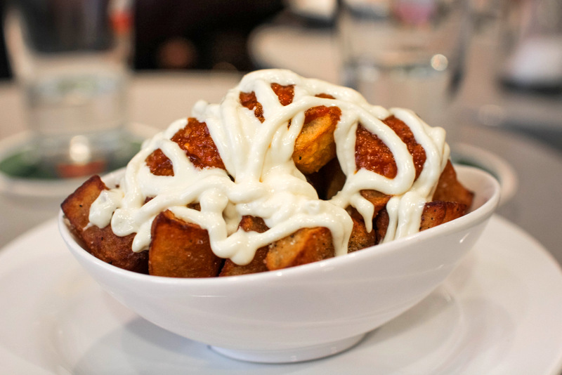 ¡A los niños les encantan los platos españoles como las patatas bravas!