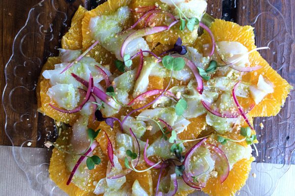 Uno de los mejores lugares para comer tapas en Sevilla es La Chalá, ¡no te pierdas este delicioso bacalao! 