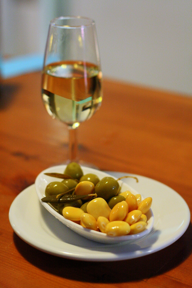 ¡Una de las mejores cosas para hacer en Sevilla es probar una copa de jerez manzanilla! Consulte nuestra guía de viajes definitiva a Sevilla para obtener sugerencias sobre dónde probarla.