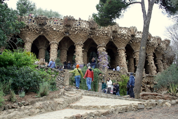 ¡La guía de Gaudí para el puesto de Barcelona está repleta de mucha información interesante sobre algunas de las increíbles obras del artista!