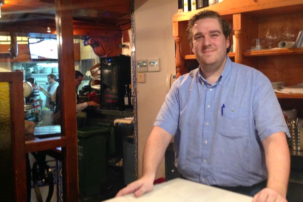  Javier Becerra, hijo del dueño del restaurante Enrique Becerra, siempre está disponible para recibir a los invitados cuando ingresan al restaurante.