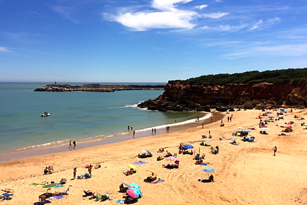 ¡Cala del Aceite cerca de El Conil es definitivamente una de nuestras playas favoritas cerca de Sevilla!