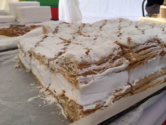 Las mejores pastelerías de Sevilla: Milhojas de Crema - pasteles rellenos de crema disponibles en toda la ciudad