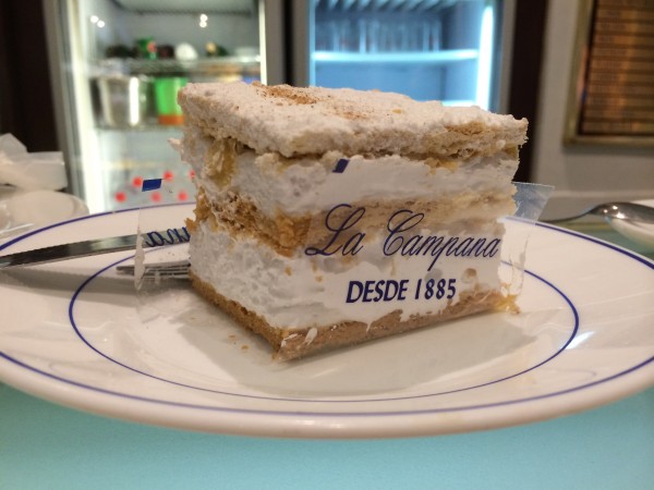 Horquillas listas? ¡Los amantes de la comida en Sevilla no pueden perderse estos consejos! Te damos consejos sobre 7 cosas gastronómicas que hacer en Sevilla. Seguro que será una visita deliciosa, ¡así que asegúrate de comer un pastel como este para celebrarlo!