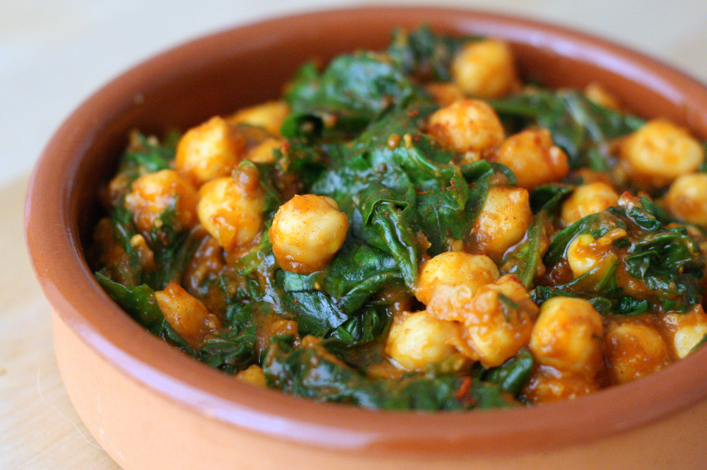 Espinicas con garbanzos, una de las tapas más típicas de Sevilla. Para obtener más recomendaciones excelentes, siga leyendo en nuestra Guía de viaje definitiva a Sevilla.