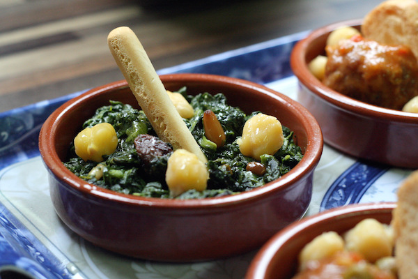 ¡Garbanzos con espinacas (pollo y espinacas) es una de nuestras tapas favoritas en nuestra guía vegetariana de Sevilla!