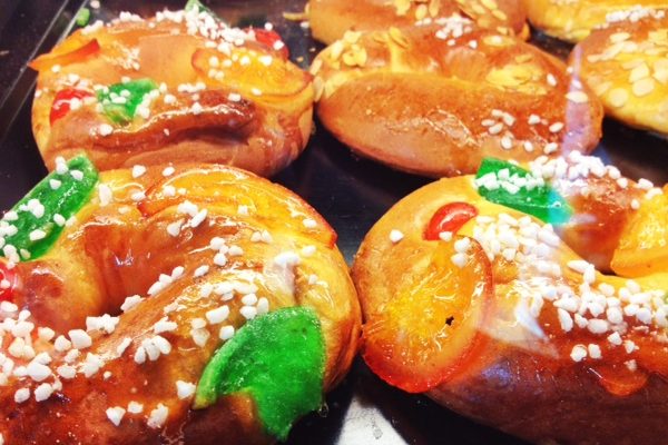 El tortell de arroz es un pastel de reyes típico del Día del Obispo, o 6 de enero. Sólo uno de los deliciosos dulces de Barcelona.
