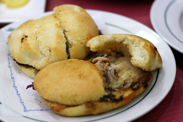 Pringá es un sándwich popular, el relleno tradicional de los extras del guiso de la noche anterior puede no parecer muy atractivo, pero sabe increíble en pan fresco y ligeramente tostado.