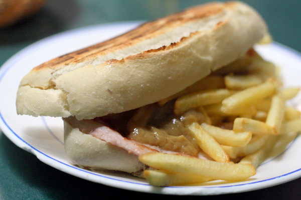 La combinación de carne de cerdo y salsa de whisky junto con papas fritas rellenas en el sándwich de mantecado lo convierte en una comida reconfortante perfecta, definitivamente uno de nuestros sándwiches favoritos en Sevilla.