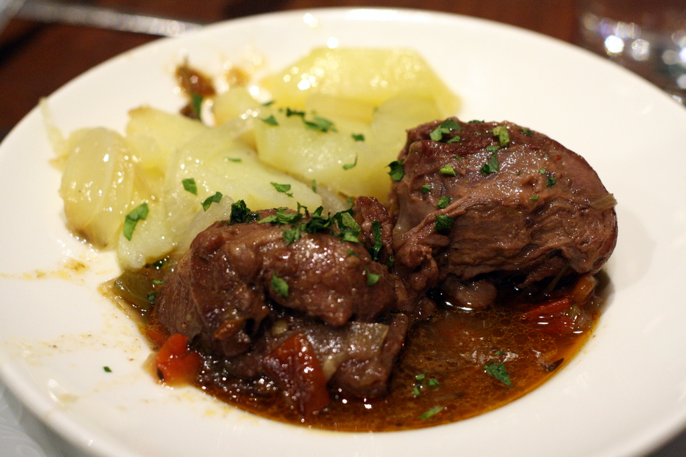 Sevilla puede ser más conocida por sus veranos bochornosos, pero es igual de mágica en los meses más fríos. Carrillada de cerdo, o estofado de mejilla de cerdo, es una de nuestras tapas favoritas para el clima frío, ¡otra razón más para visitar Sevilla en invierno!