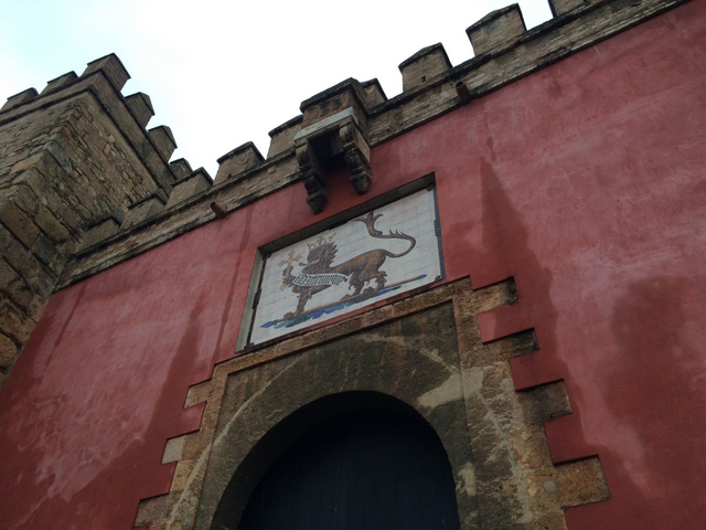 Entre historia, parques, calles de ayuno y deliciosas fiestas, ¡los niños de Sevilla no se aburrirán! Aquí hay 10 cosas que hacer en Sevilla con niños: uno de los edificios más impresionantes de Sevilla, el Palacio Real del Alcázar, es una visita obligada.