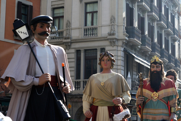 ¡Los gigantes juegan un papel importante en la tradición de Barcelona, ​​desfilando por las calles durante varios días festivos y festivales!