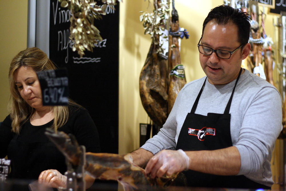 ¡Conocer a David y Gema como parte de nuestro Spain Cooking Tour es uno de los muchos puntos destacados de la experiencia!