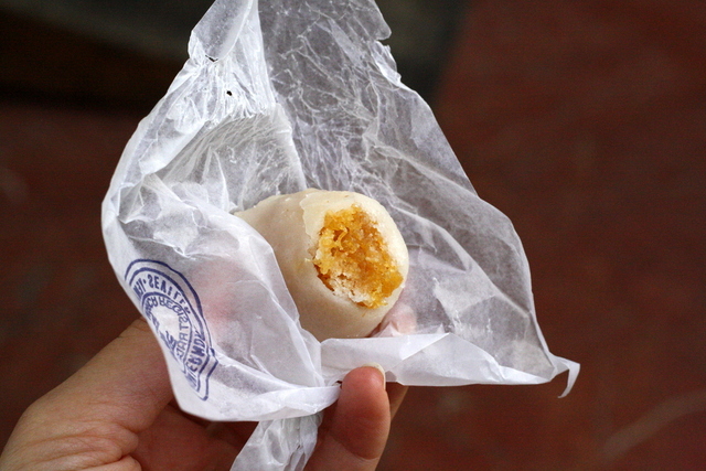 Las Mejores Pastelerías de Sevilla: Yema de San Leandro - el dulce estrella del convento de San Leandro elaborado con azúcar, yemas de huevo y zumo de limón