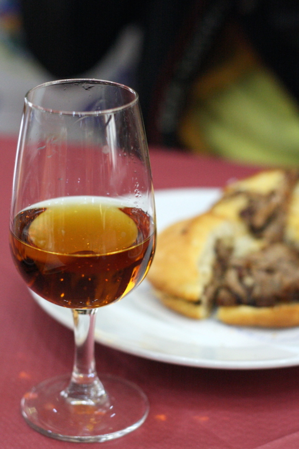 Si lo que buscas son excelentes actividades relacionadas con la comida en Sevilla, no olvides probar una copa de vino de Jerez local. ¡Incluso puede visitar la cercana región vinícola de Jerez, donde se produce para aprender todo sobre ella!