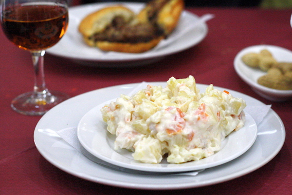 ¡La Tasquita de Enfrente es donde puedes comer en Madrid un lunes para una deliciosa ensaladilla rusa!
