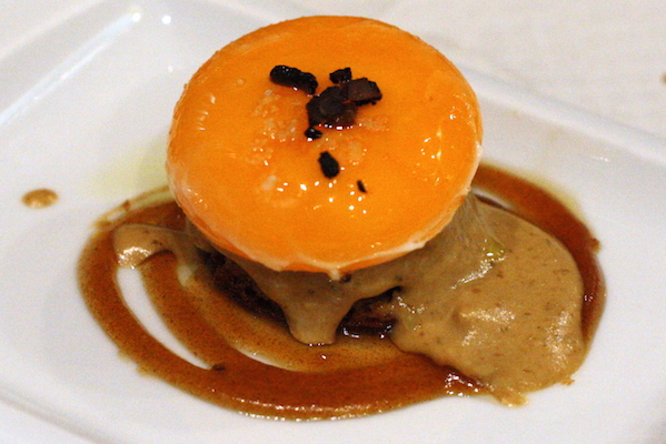 Esta galardonada tapa de Eslava, uno de los gastrobares originales de Sevilla, es una de nuestras tapas gourmet favoritas en Sevilla.
