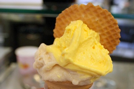 Entre historia, parques, calles de ayuno y deliciosas fiestas, ¡los niños de Sevilla no se aburrirán! Aquí hay 10 cosas que hacer en Sevilla con niños y, por supuesto, ¡comer un helado como este está en la lista!