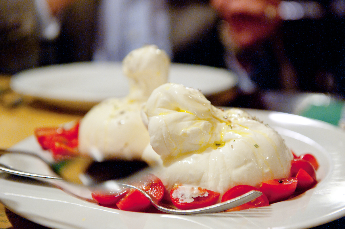 Una sencilla ensalada de tomates cherry y queso burrata.