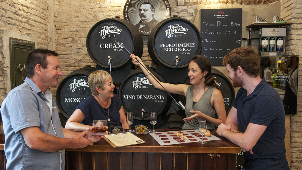 ¡Probablemente lo más importante que hacer en Jerez es visitar una bodega de jerez! Jerez es la cuna de las cerezas y tiene tantas bodegas que merece la pena visitarla. ¡Haz un viaje y descubre el mundo secreto del jerez!