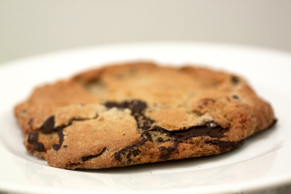 Galleta con chispas de chocolate en un plato blanco