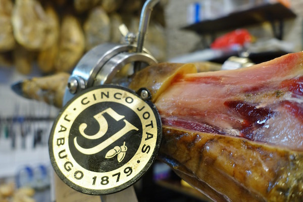 Cuando se trata de jamón ibérico, muchos expertos coinciden en que la marca Cinco Jotas es la mejor.
