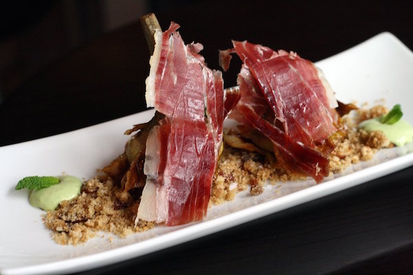 ¡El local de La Azotea en el barrio de Santa Cruz es uno de nuestros lugares favoritos para comer temprano en Sevilla!