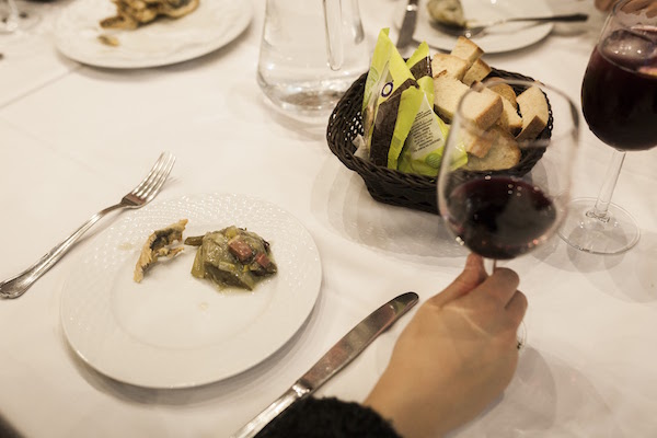 Vinoteca Bernardina es uno de nuestros bares de vinos favoritos en San Sebastián. ¡También sirven buena comida!