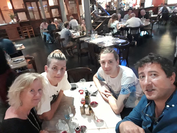 Devour Barcelona guía a Ferran y Jaume disfrutando de una comida en familia.