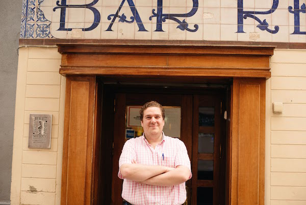 Javier Becerra en su restaurante de Sevilla
