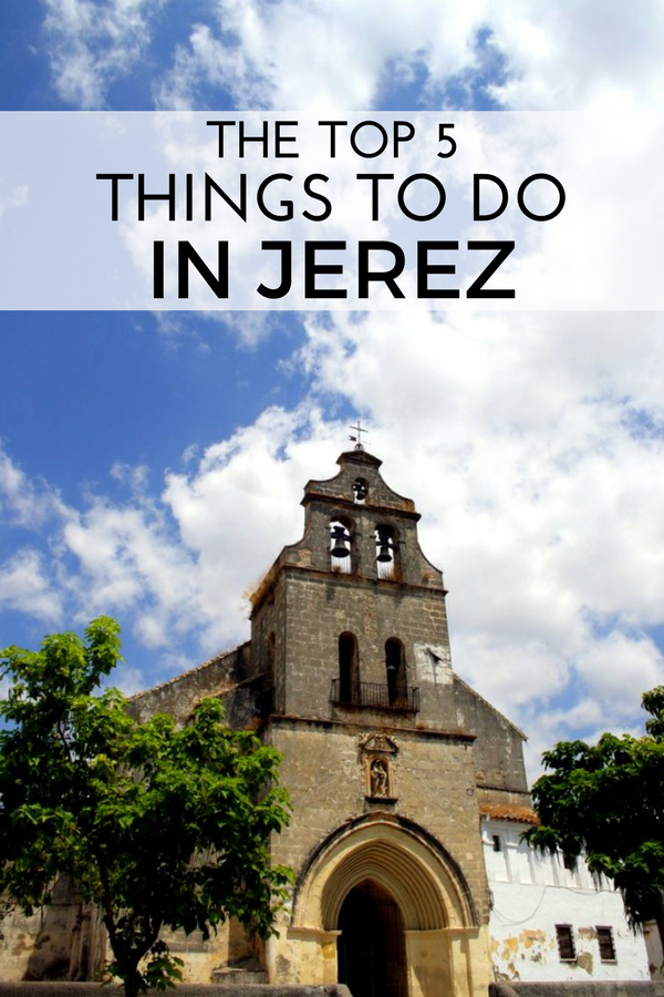 Jerez es un bonito y encantador pueblo andaluz. Si está visitando la región, ¡definitivamente debería estar en su lista! Desde jerez hasta caballos y todo lo demás, te contamos las mejores cosas que hacer en Jerez de la Frontera.