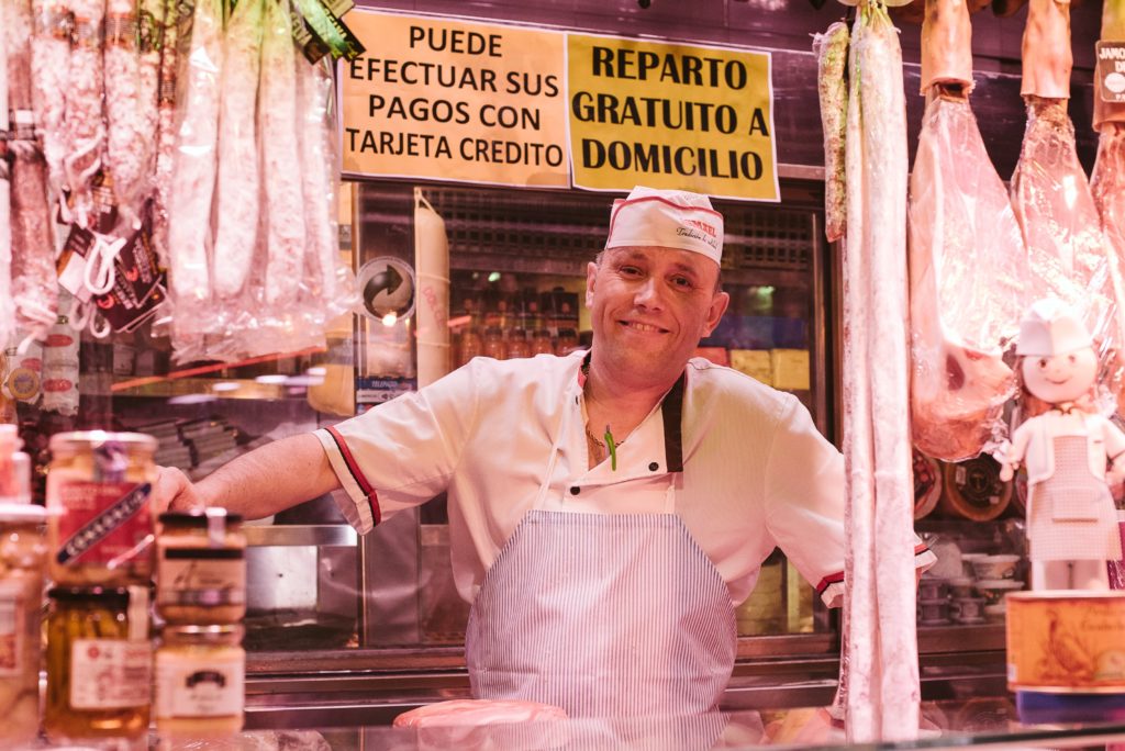 Jesús en su puesto de jamón en un mercado de Madrid