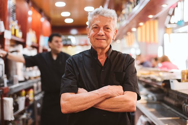 Joan, propietario del Bar Joan en el mercado de Santa Caterina de Barcelona.