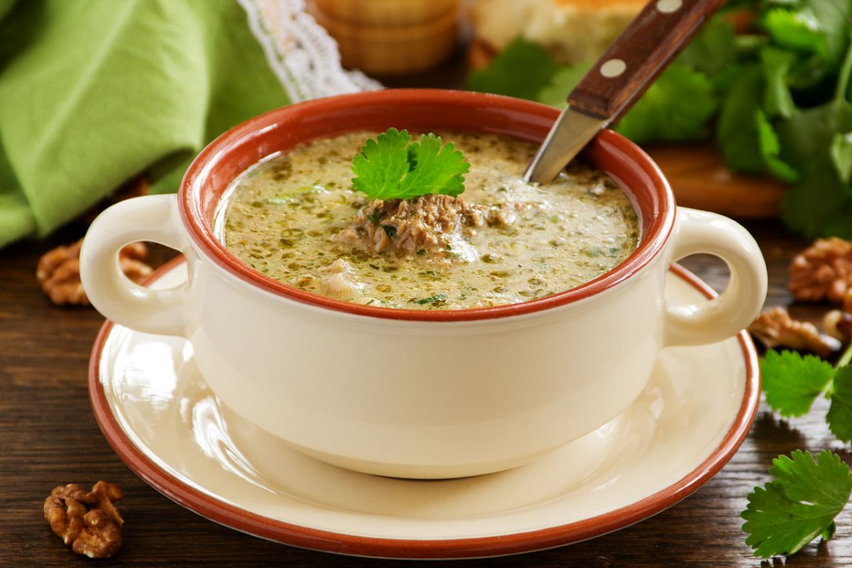 Sopa de ternera kharcho con nueces y arroz cocina georgiana