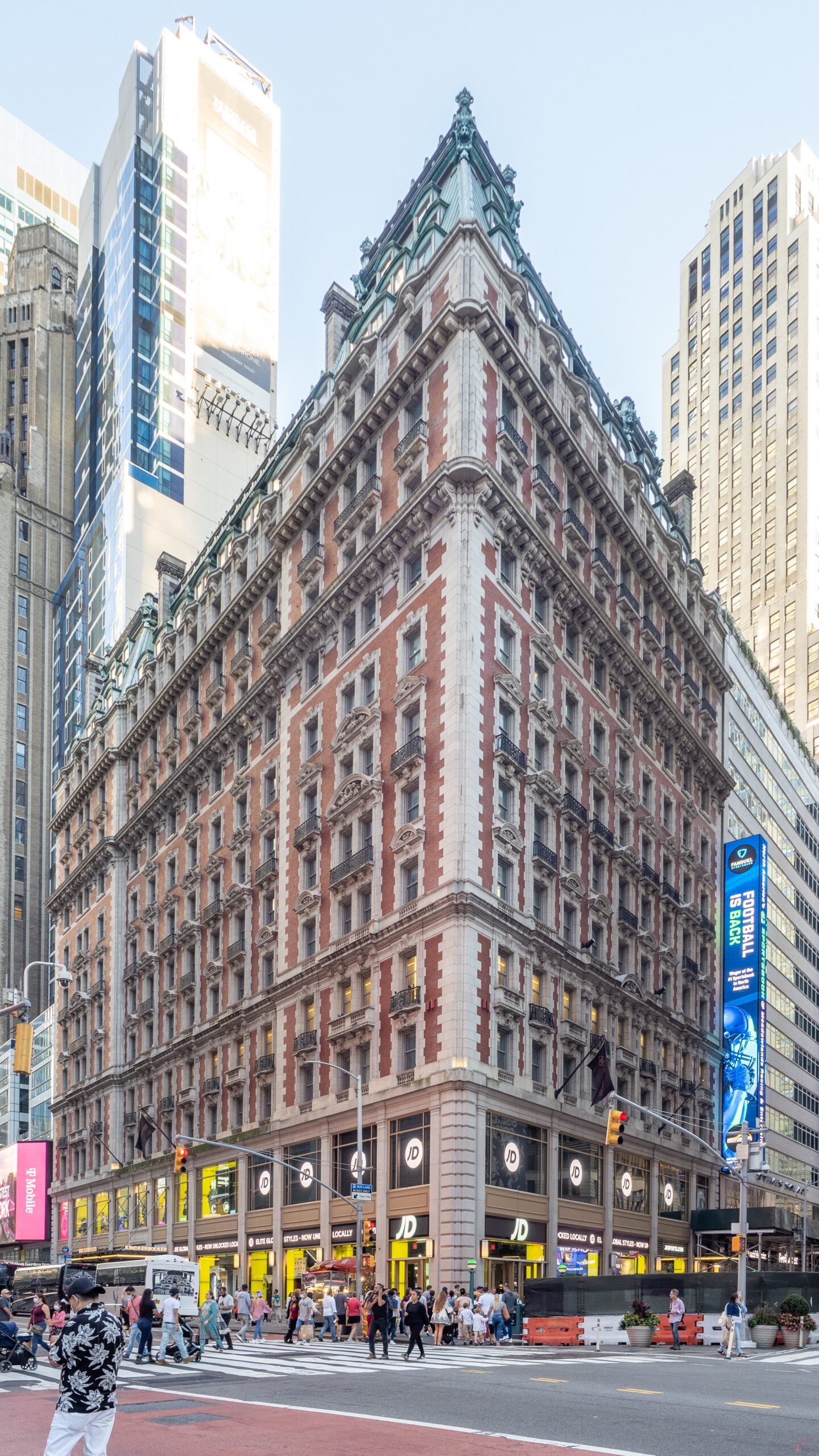 Un edificio de ladrillos de una cuadra de largo en Nueva York