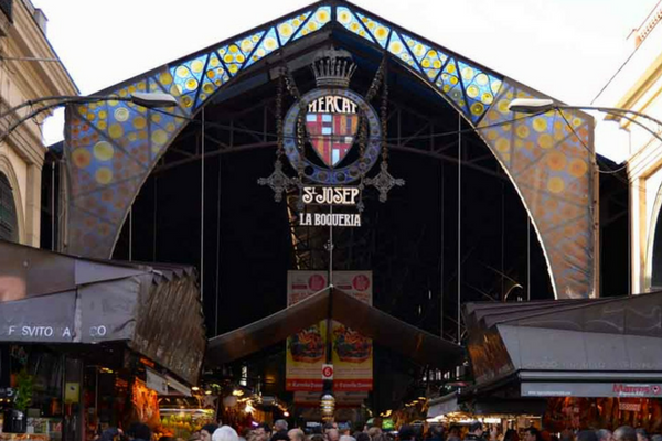Es difícil saber cuáles son los mejores lugares para comer en el mercado de La Boqueria de Barcelona, ¡con tantos lugares geniales para elegir!