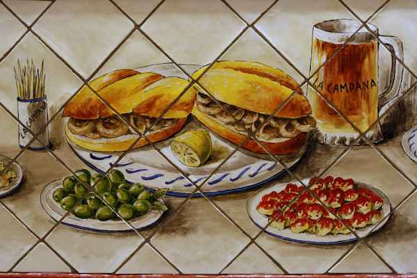 Disfruta de uno de los mejores bocadillos de calamares de Madrid en La Campana, ¡una parada en nuestro último Spanish Art Tour!