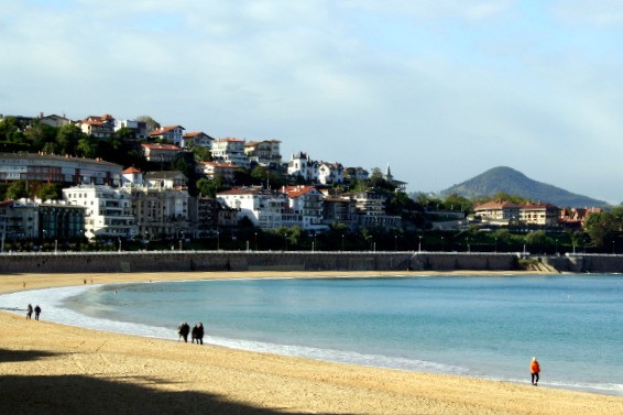 Una de las cosas más populares para ver en San Sebastián es la playa en el corazón de la ciudad: ¡La Concha!