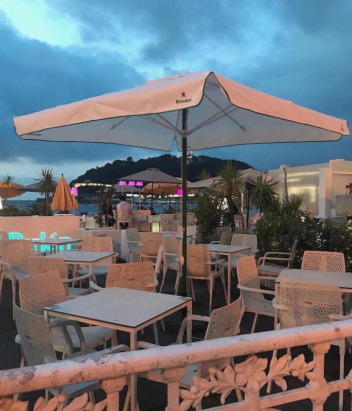 Una de nuestras terrazas favoritas en San Sebastián es un clásico: ¡el precioso patio exterior de La Perla!