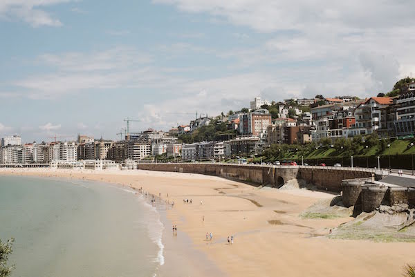 ¿No sabes dónde comer cerca del Hotel de Londres en San Sebastián? Comience con el excelente restaurante del hotel, La Brasserie Mari Galant.