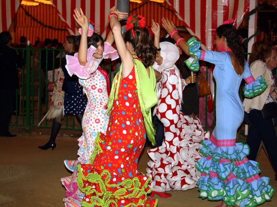 ¡Los vestidos y accesorios de flamenca son souvenirs populares para traer de Sevilla!