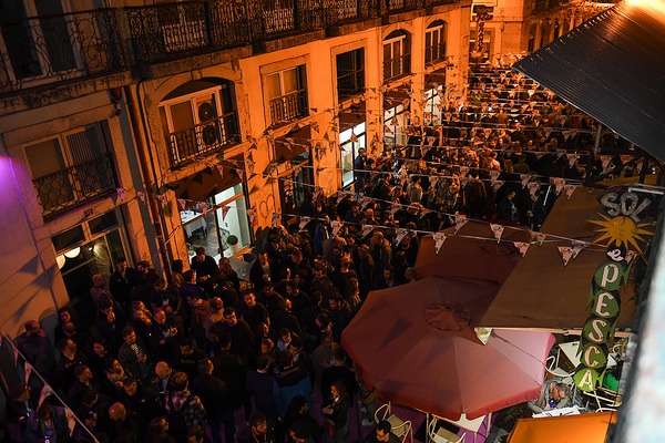 Parte del atractivo de la vida nocturna de Lisboa es una calle concurrida.